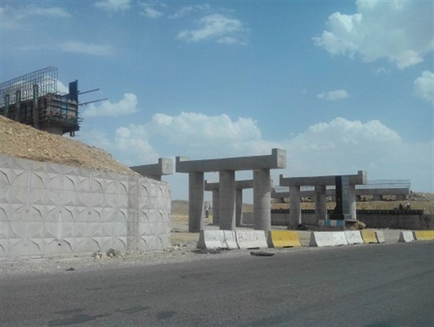پل رو گذر شهر درجزین با گذشت چندین سال از شروع احداث همچنان ناتمام است