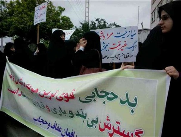 تجمع اعتراض‌آمیز بانوان بابلی به شیوع بدحجابی در مقابل فرمانداری