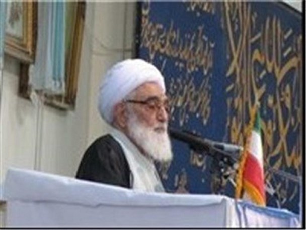 دشمن برای منحرف ساختن جوانان ما از مسیر اسلام برنامه دارد