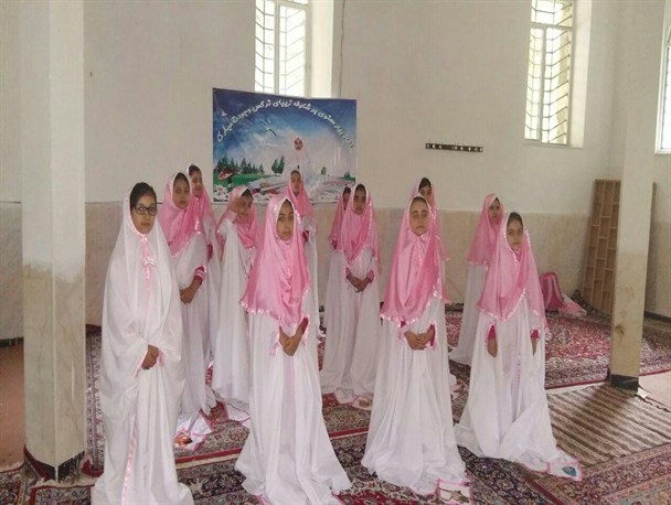 مراسم جشن تکلیف دانش آموزان دبستان در شهرستان صحنه فروغ برگزار شد