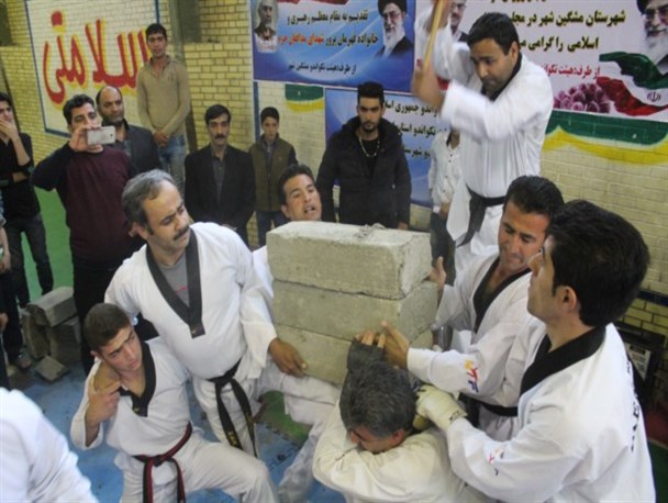 تکواندوکار مشگین‌شهری در شکست اجسام سخت روی شکم رکورد زد+تصاویر