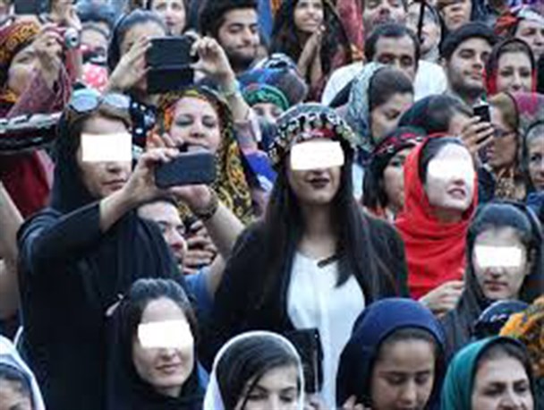 همایش "گلونی" عفت عمومی را زیر سوال می برد