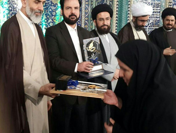 تقدیر از بانوی روشندل تویسرکانی حافظ کل قرآن در مسابقات بین المللی قرآن کریم