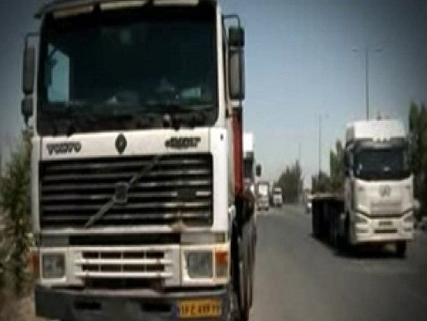 تجمع کامیون داران زاهدان در پی کم شدن میزان سوخت/ میزان سوخت با میزان کارمان همخوانی ندارد
