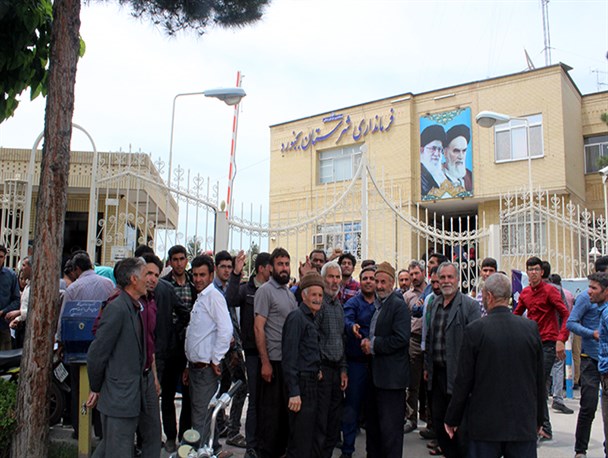 تجمع اهالی آذرسا مقابل فرمانداری بجنورد/ عدم امدادرسانی به این روستا