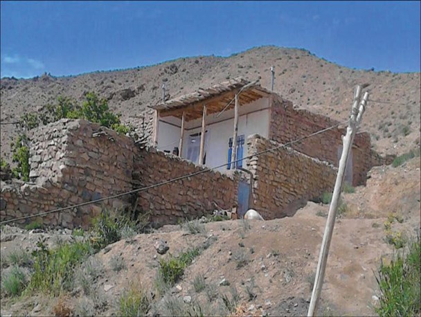 خانه های روستایی غیر مقاوم در معرض خطر/زندگی زیر سقف های لرزان