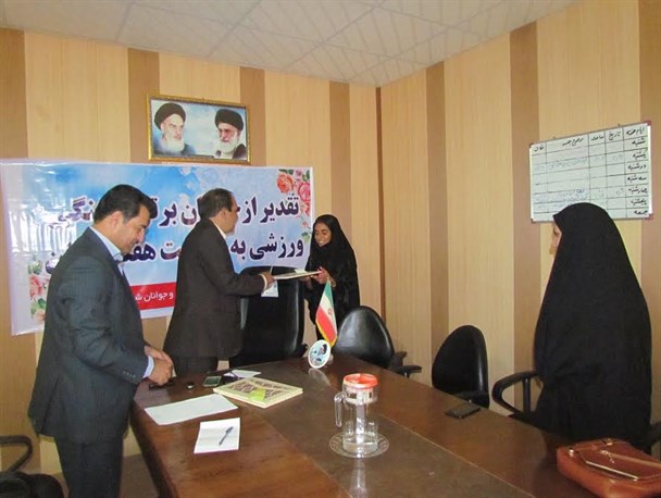 تجلیل فرماندار از سه جوان برتر رودانی