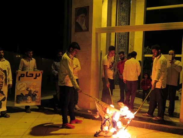 پرچم آمریکا و متن برجام در شاهین شهر به آتش کشیده شد/ تصاویر