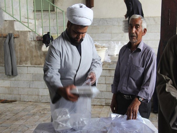 توزیع 300 پرس غذای گرم بین نیازمندان روستای قراچه کوهسرخ