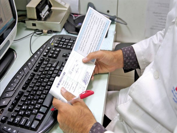 نسخه الکترونیک؛ طرحی که از تداخلات دارویی بیماران البرز جلوگیری کرد/ حذف دفترچه‌های درمانی و همکاری ۷۸۰ پزشک فعال با تامین اجتماعی