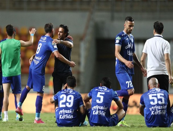 ۹ امتیاز اختلاف برای آبی‌کردن جام لیگ‌برتر پس از ۹ سال/ این شما و این استقلالِ قهرمان!