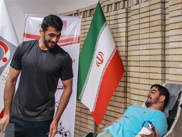 ملی پوشان کشتی فرنگی و آزاد در پویش نذر خون شرکت کردند