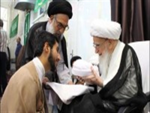 تعداد زیادی از طلاب حوزه علمیه قم به دست آیت الله صافی گلپایگانی معمم شدند