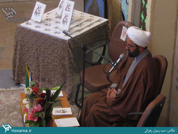 دشمن به دنبال قراردادن مردم رهبری در مقابل هم است