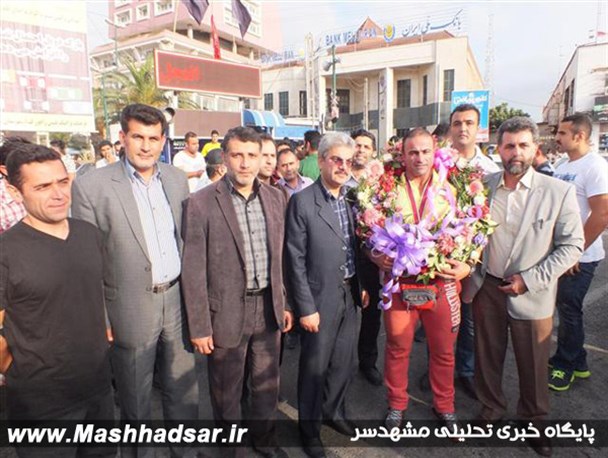 عکس/استقبال گرم بابلسری‌ها از قهرمان پرورش اندام آسیا