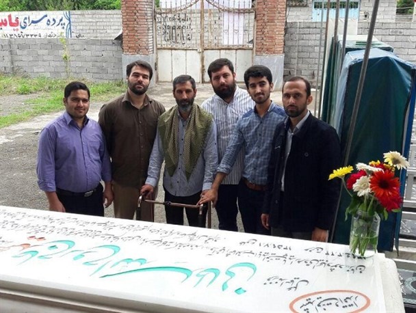 هم‌رزمان شهید روح‌الله سلطانی با حضور بر سر مزارش با مقام والای شهدا تجدید پیمان کردند