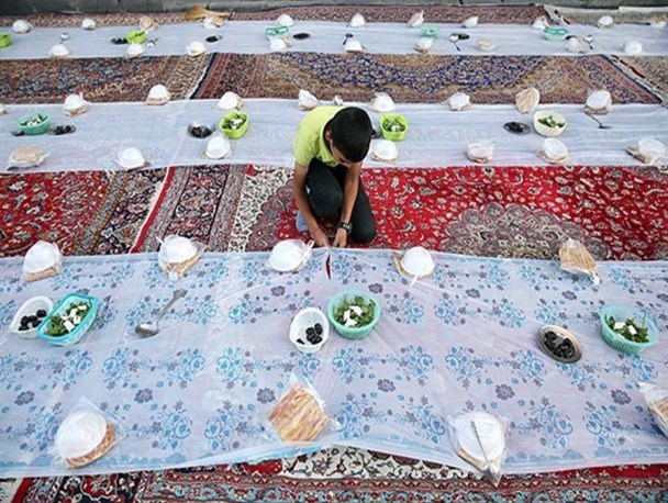 پهن شدن ۶ سفره افطاری در روستاهای تفرش/۴۵۰ خانواده تفرشی در طرح محسنین نیازمند حامی اند