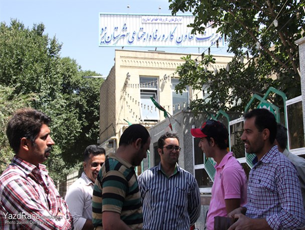 نشستن پشت درب اداره کار؛تنها چاره کارگران بیکار یزد !/امید کارگران یزدی به چوب بی صدای خدا