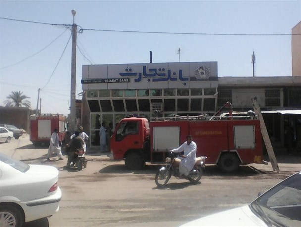بانک تجارت شعبه سیب و سوران طعمه حریق شد+ تصاویر