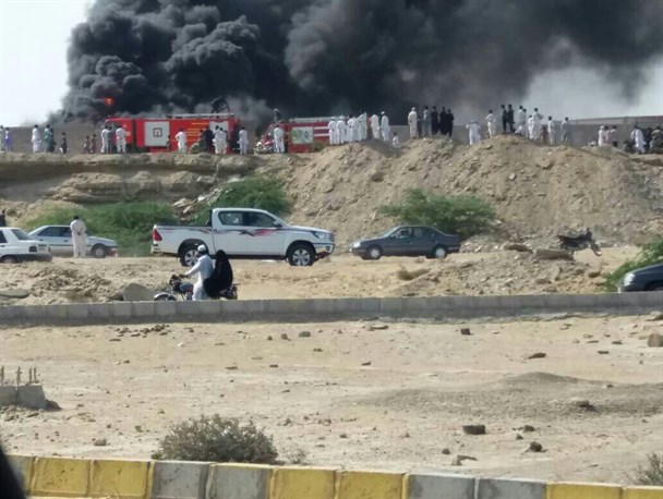 ۲۰۰۰ لاستیک مستعمل در انبار چابهار دچار حریق شد/ عکس
