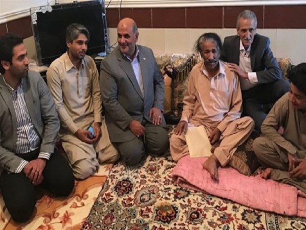 توجه به هنرهای بومی و تولید داخل راه تحقق شعار سال/ نوازنده ساز قیچک استان در جشنواره موسیقی فجر تجلیل شد