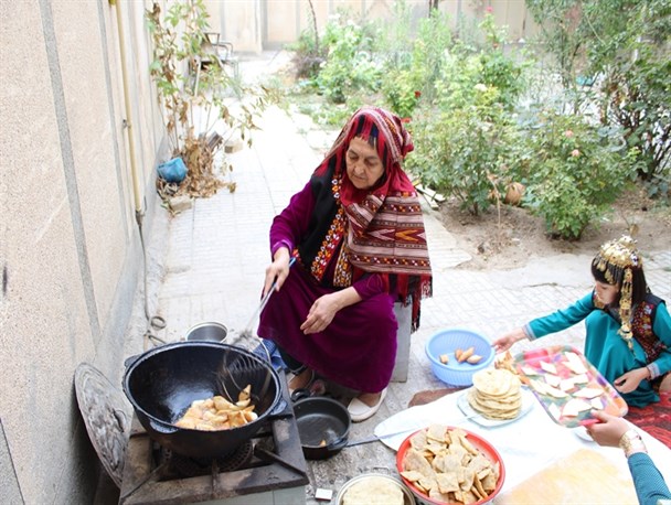 آیین عید فطر در بین ترکمن های خراسان شمالی/ از آی گورمک تا پختن نان چاپادی