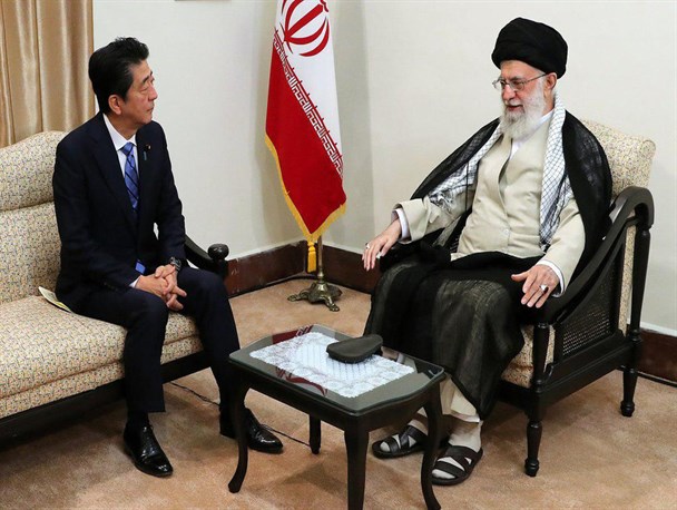 رهبری مواضع انقلابی را در پاسخ به امریکا بیان کردند/ ترامپ برای پیروزی در انتخابات به دنبال برگ برنده است