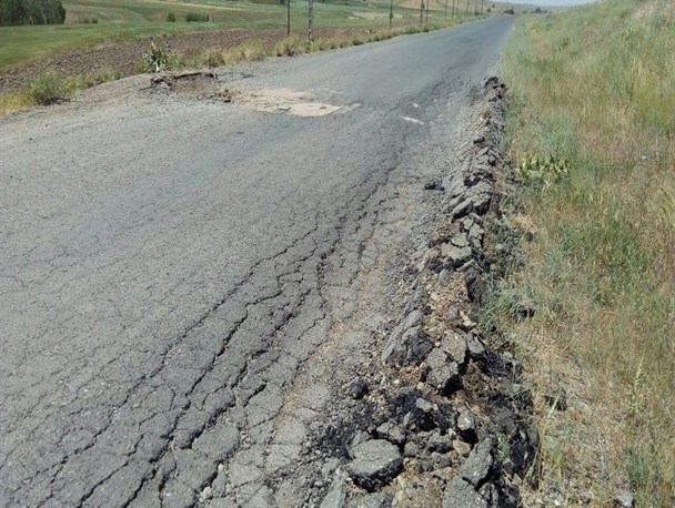 وضعیت غیر استاندارد راه ارتباطی دهگلان بیجار/ این جاده سالانه جان مسافران زیادی را می گیرد!