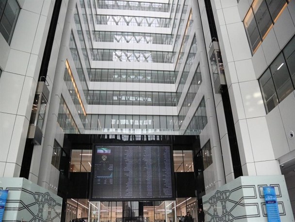 بورس در روز نوسانی، منفی شد/ دادوستد مالکیت بیش از ۱۰ میلیارد سهام در تالار شیشه‌ای