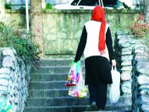 قصه تلخ زنانی که زیر بار سنگین زندگی کمر خم کرده اند