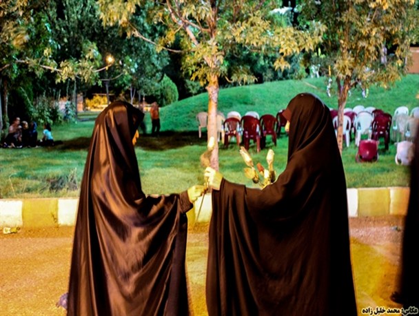 اهداء شاخه گل به بانوان باحجاب در پلدشت