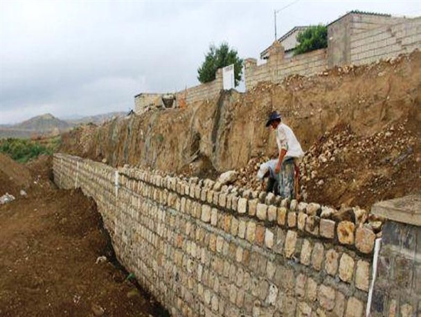 دیوارهایی که در برابر سیل در مراوه تپه ساخته می شوند