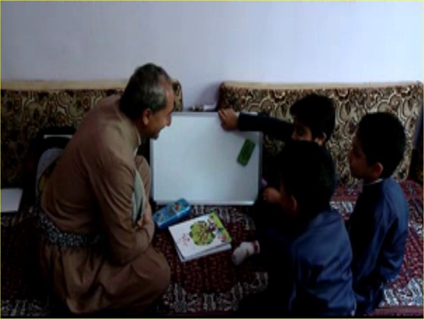 درسی از ایثار در روستاهای سروآباد/وقتی معلم، مدرسه را به خانه شاگردش می برد