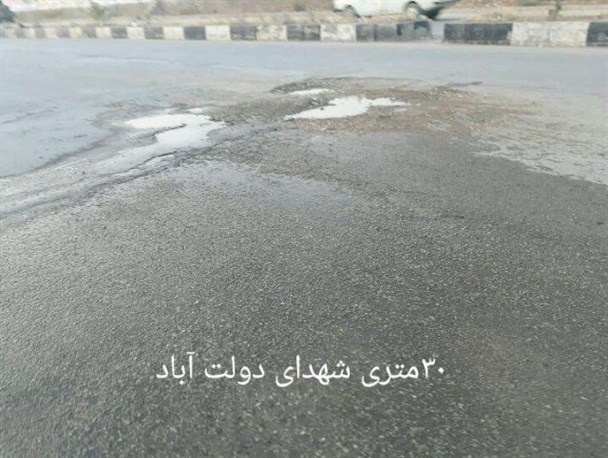 هدر روی آب در۳۰ متری دولت آباد یاسوج/آب در لوله های شکسته و ما تشنبه لبان می گردیم+تصویر