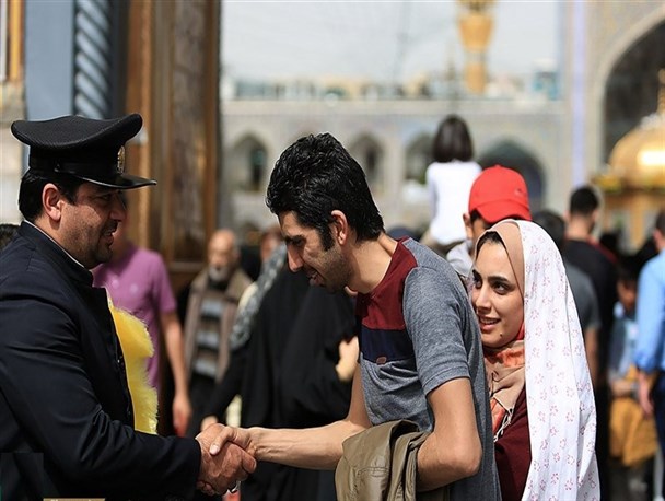 ۱۰ هزار خادم از زائران حرم رضوی در دهه کرامت میزبانی می‌کنند