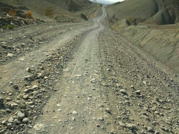 روستایی که در فاصله 300متری جاده اصلی است ولی آسفالت نیست