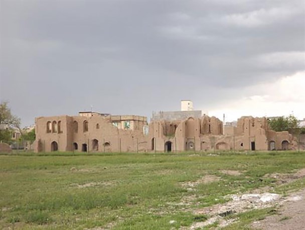 دستگاه‌ها در ساماندهی خانه اربابی شهر الوند اتفاق نظر ندارند/ بنای قاجاری نفس‌های آخر را می‌کشد