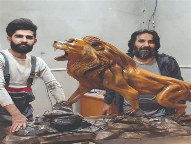 اینجا هنر موج می زند/خلق آثاری شگرف با صیقل چوب توسط جوان ملایری