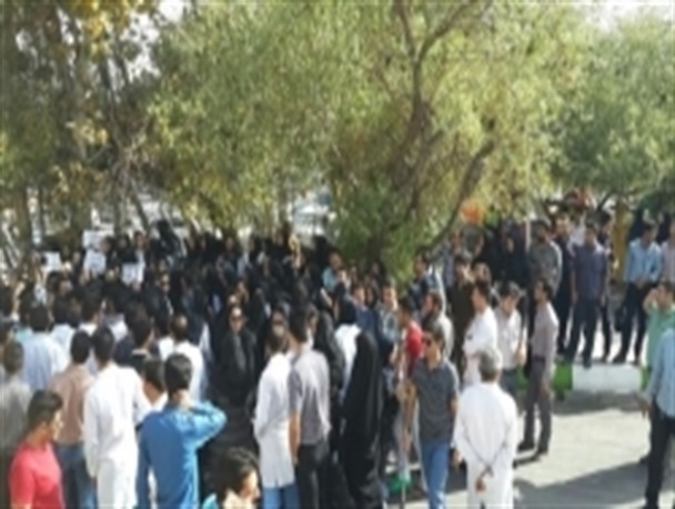 تجمع کنندگان: از اعتراض دست نمی کشیم/اتاق‌های عمل همچنان تعطیل