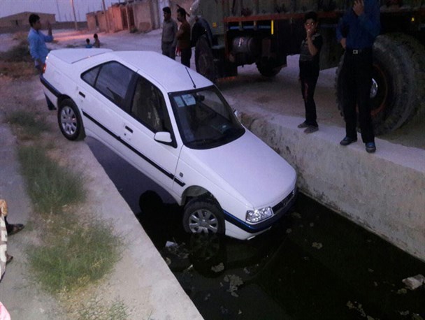 سقوط پژو به کانال عبوری از سطح شهر کوار