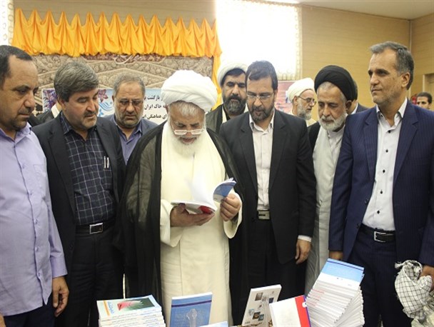 کتاب "عشق، شباب و رندی" و "روزهای به رنگ آسمان" در یزد رونمایی شد+ تصاویر