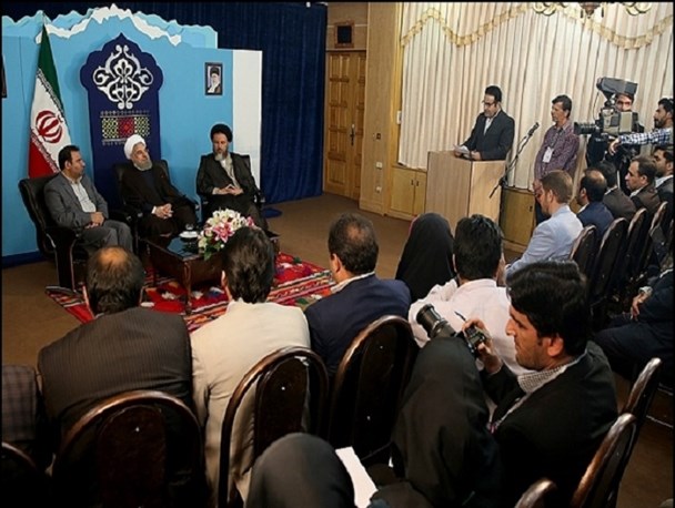 حاشیه های نشست خبری رییس جمهور در یاسوج/ خودداری روحانی از پاسخ به یک خبرنگار/ سوالات توسط چه کسی مدیریت شد؟