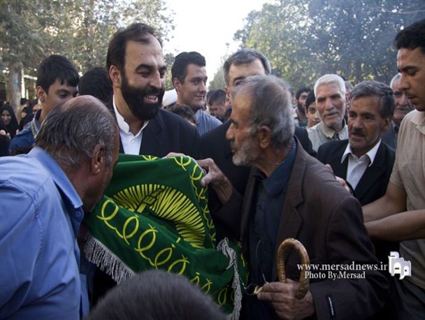 سایه پرچم کشور عشق بر سر یک شهر بی قرار