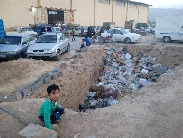شهروندان مهریزی و نارضایتی از وضعیت نا مناسب نمایشگاه پاییزه این شهر