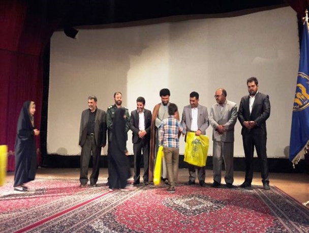 ۱۸۱بسته مهر تحصیلی به دانش آموزان نیازمند ساوجی اهدا شد