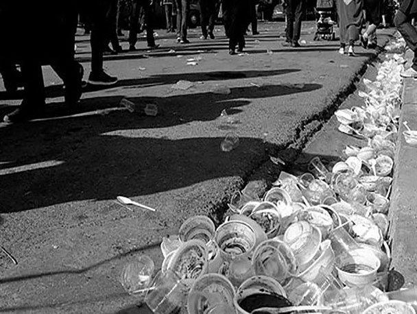 زحمت رفتگران در جمع‌آوری پسماند ظروف پلاستیکی ماه محرم/ تلاش مدیریت شهری برای برگزاری بهتر آیین‌های مذهبی