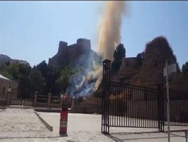 سهل انگاری گردشگران سبب آتش‌سوزی در اطراف قلعه فلک الافلاک شد