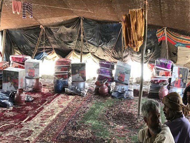 توزیع صدها بسته معیشی و لوازم خانگی میان عشایر سیستان و بلوچستان