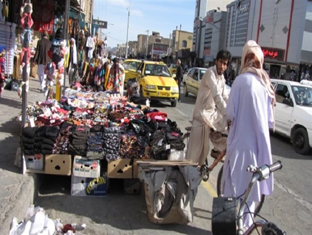 معابر کلان شهر جنوب شرق کشور در تسخیر بساطی‌ها/ وقتی کلید پیاده‌روها در دست فروشندگان خیابانی است