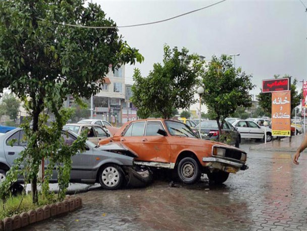 تصادف ۲ خودرو در اثر بارندگی شدید در محمودآباد/تصاویر